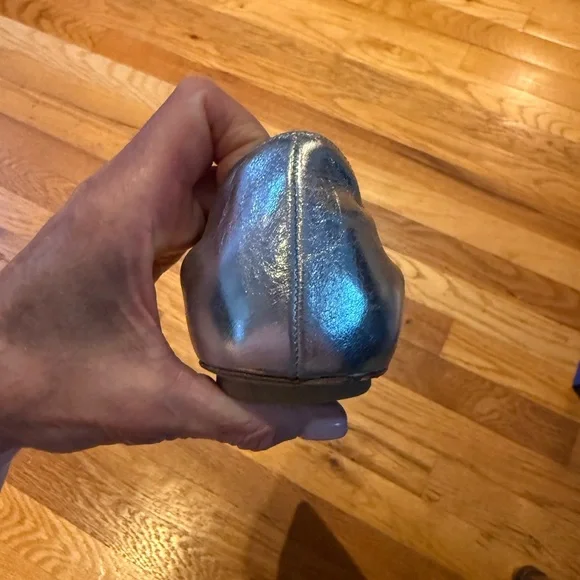 Perfect Holiday Shoe!
Stuart Weitzman Emilia Silver Women's Flats - Picture 6 of 12